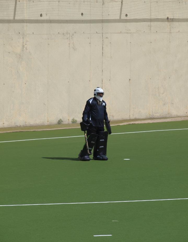 Jugadora de Montequinto conduce la bola cerca del área