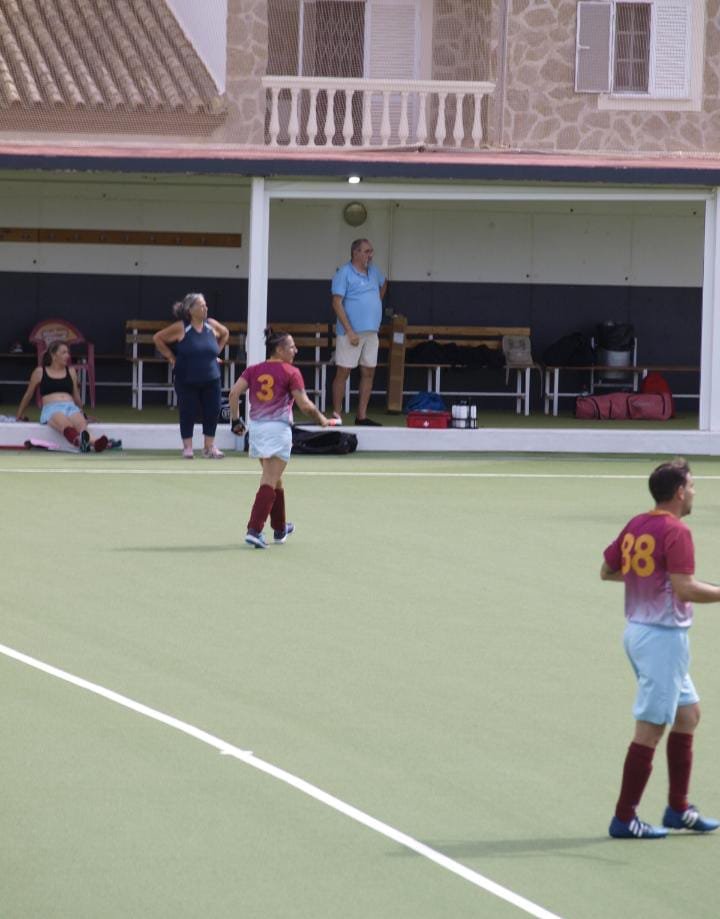 Banquillo y familias del Club de Hockey Montequinto siguiendo el partido