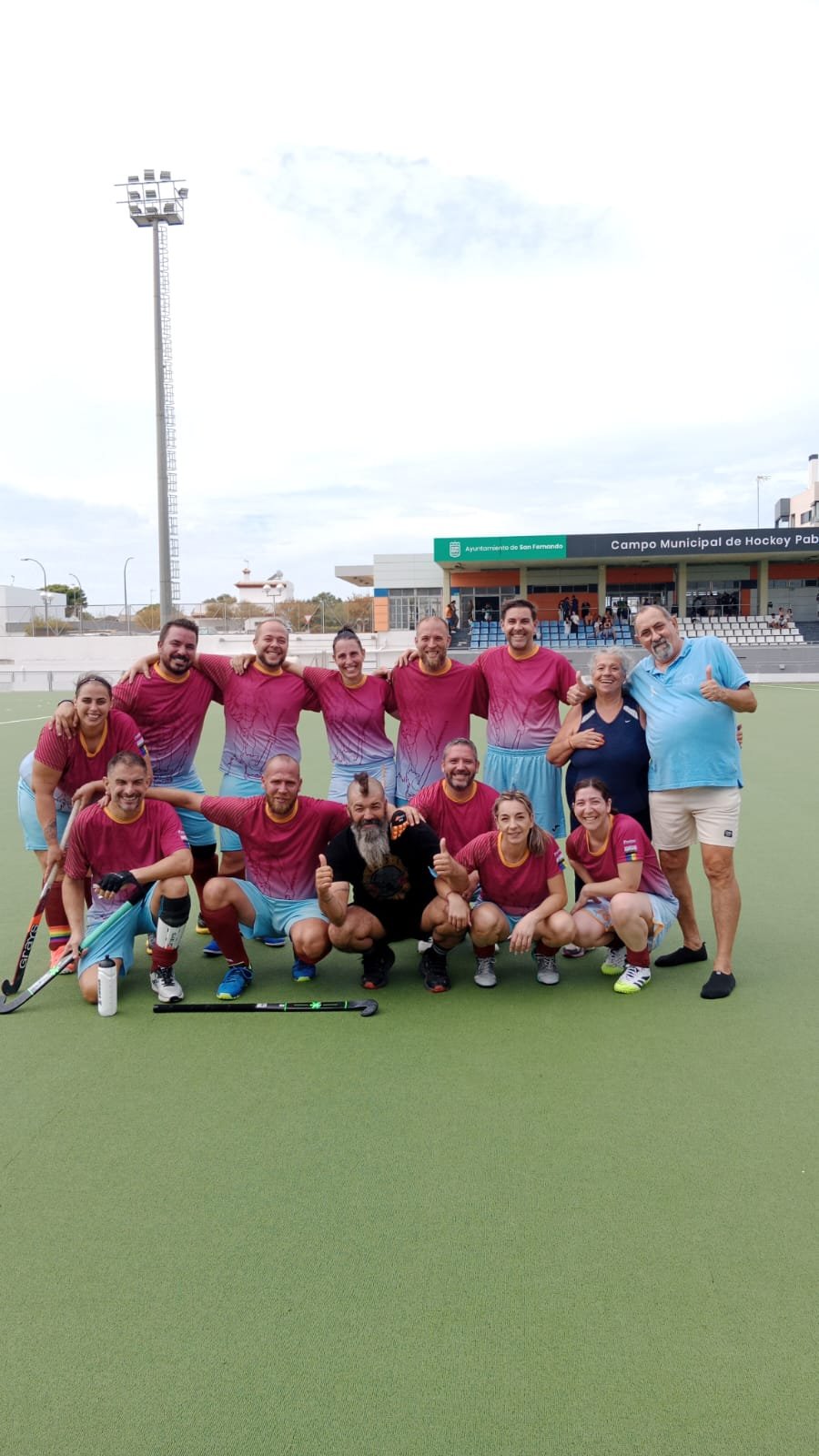 Plantilla del Club de Hockey Montequinto tras el partido en San Fernando