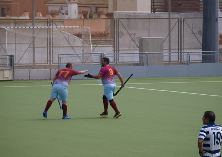 Cristo celebra el segundo gol junto a David