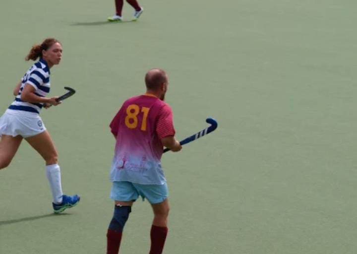 David celebra y bromea con un jugador del CH 1972 tras el partido